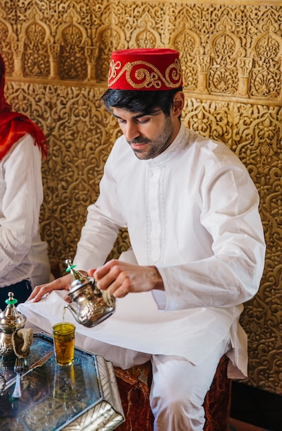 Gratis foto vrienden in arabisch restaurant