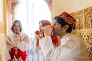 Gratis foto vrienden in arabisch restaurant