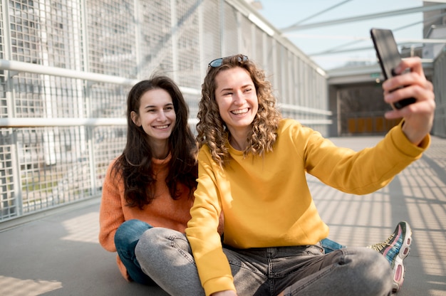 Gratis foto vrienden in de stad nemen een selfie