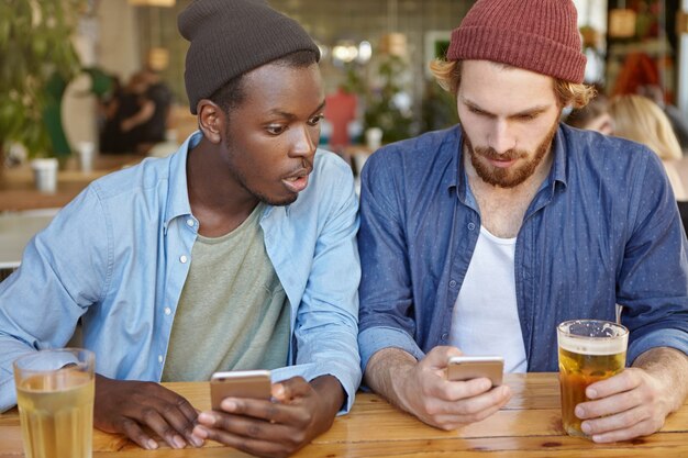 Vrienden in een pub met plezier