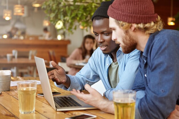 Vrienden in een pub met plezier