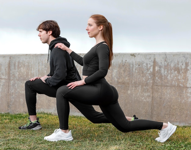 Vrienden in sportkleding buiten oefenen