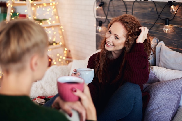 Vrienden kersttijd doorbrengen in slaapkamer