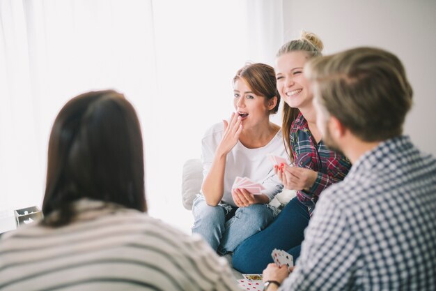 Vrienden kicken met speelkaarten met plezier