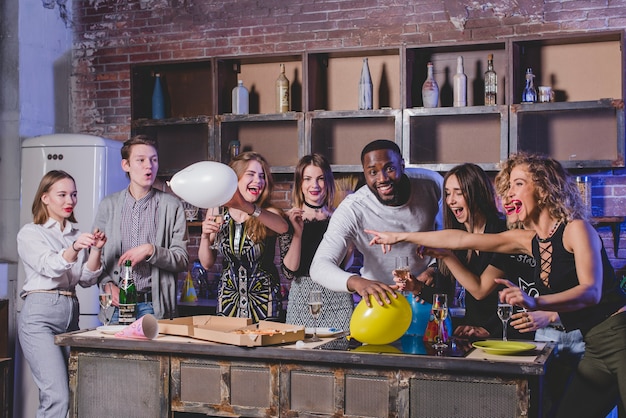 Vrienden kijken naar camera op de keuken