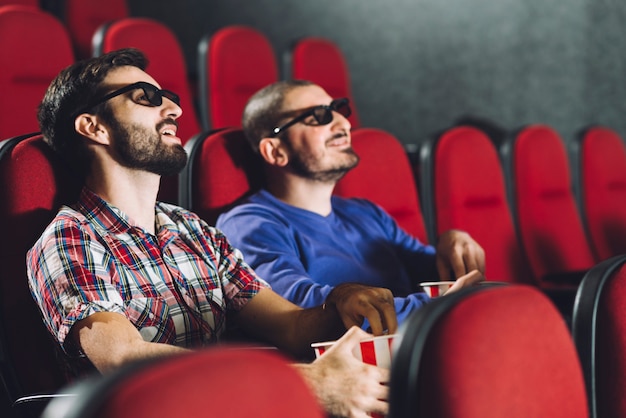 Vrienden kijken naar film in de bioscoop