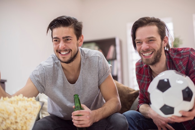 Gratis foto vrienden kijken naar voetbalwedstrijd