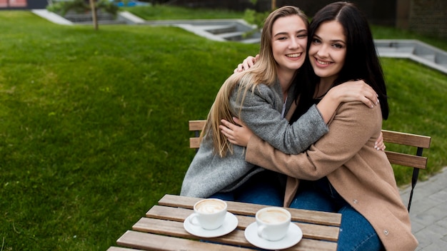 Gratis foto vrienden knuffelen met kopie ruimte