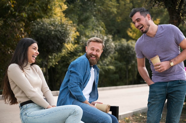 Vrienden lachen en plezier maken