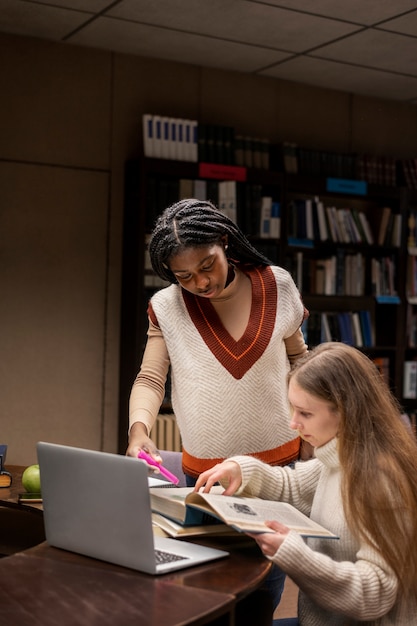 Vrienden leren in een studiegroep