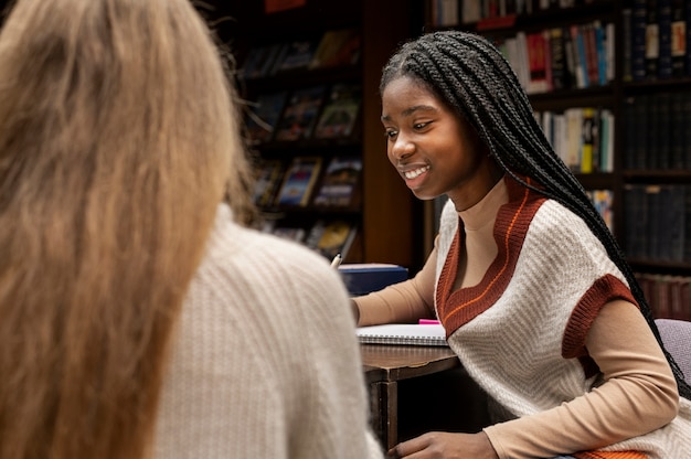 Vrienden leren in een studiegroep