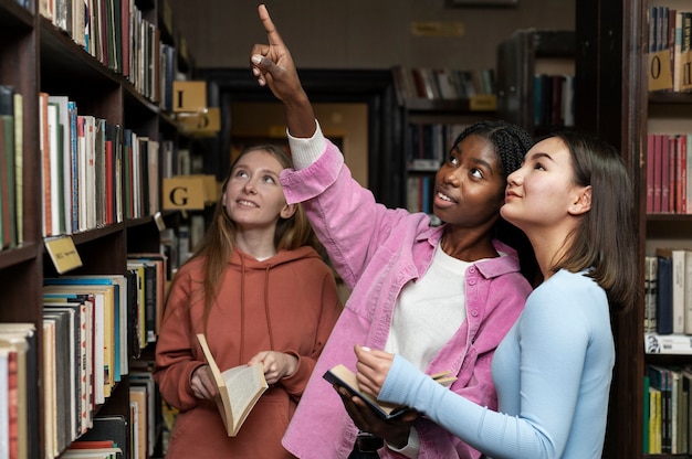 Gratis foto vrienden leren in een studiegroep