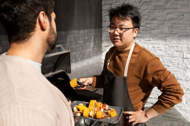 Vrienden maken barbecue close-up