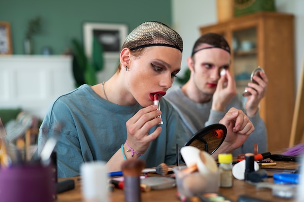 Vrienden maken zich klaar voor dragshow