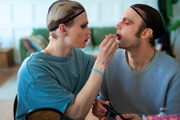 Vrienden maken zich klaar voor dragshow