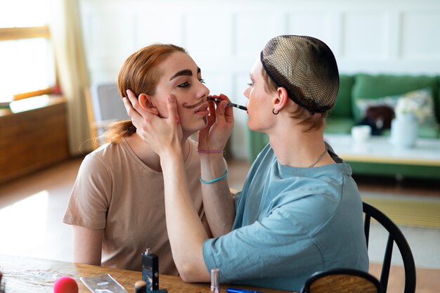 Vrienden maken zich klaar voor dragshow