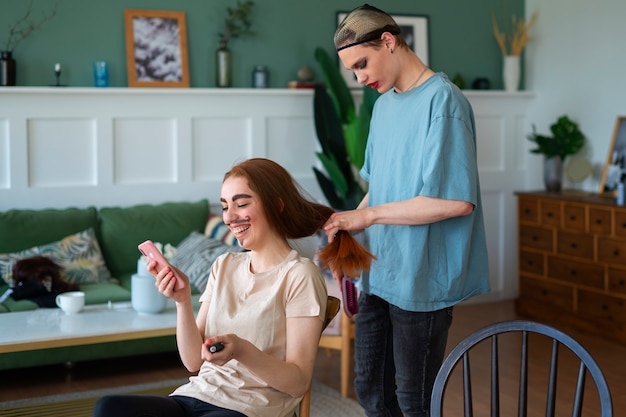 Vrienden maken zich klaar voor dragshow