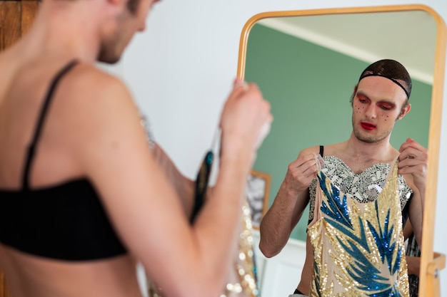 Gratis foto vrienden maken zich klaar voor dragshow