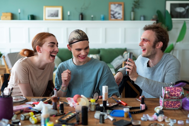 Vrienden maken zich klaar voor dragshow