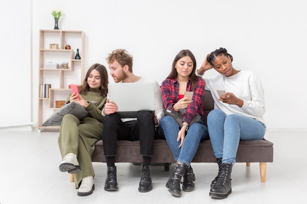 Vrienden met behulp van laptop en mobiele telefoons