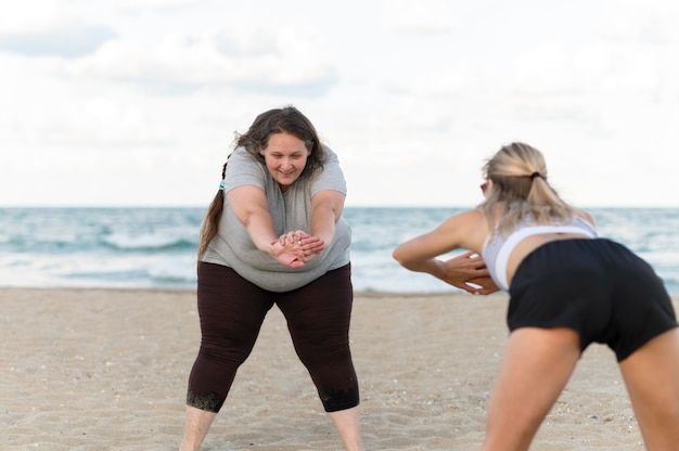 Gratis foto vrienden met een gemiddeld shot die samen trainen