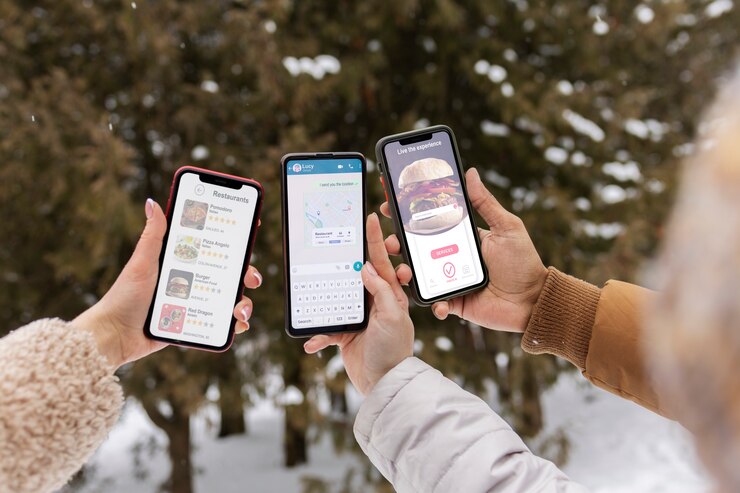 Gratis Foto vrienden met een hoge hoek die smartphones vasthouden