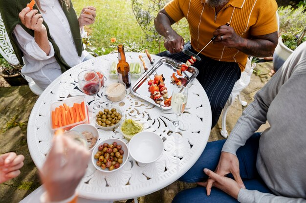 Vrienden met een hoge hoek feesten in een landelijke omgeving