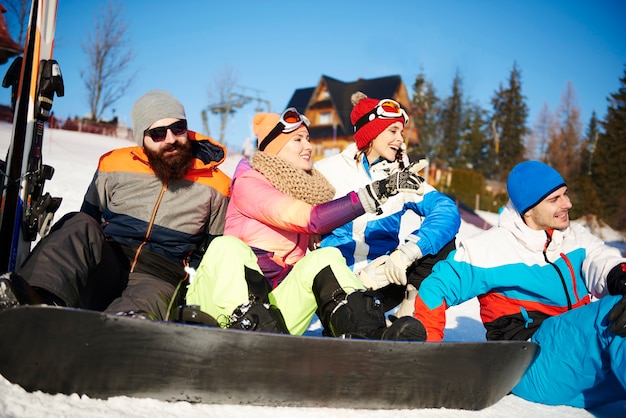 Vrienden met een pauze op de skipiste