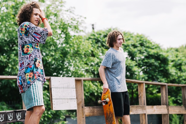 Vrienden met planken in skatepark