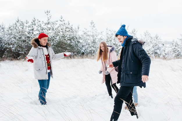 Vrienden met plezier in de winter bos