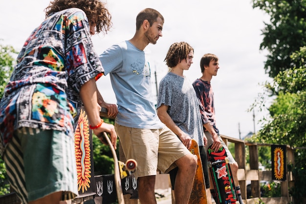 Vrienden met skateboards op oprit