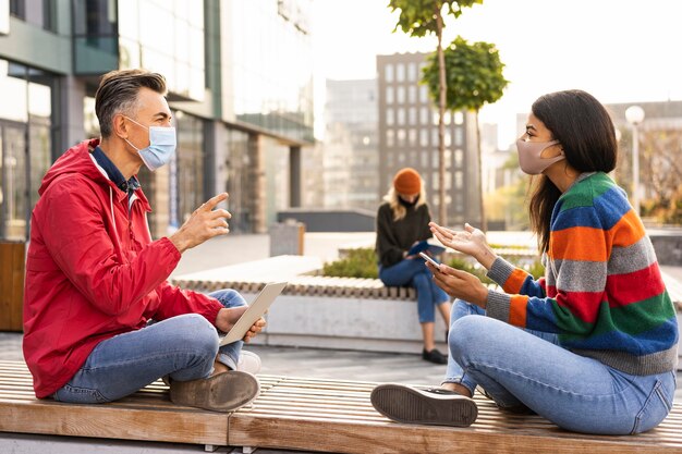 Vrienden met sociaal afstandsconcept