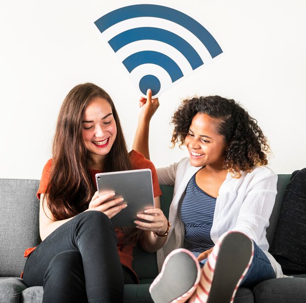 Vrienden met wifi-signaalpictogram