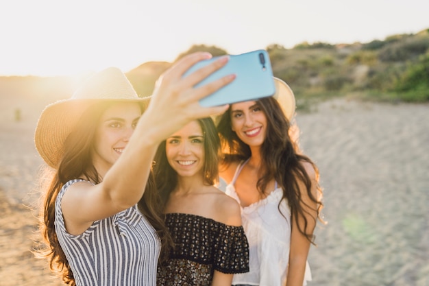 Vrienden nemen een selfie op het strand