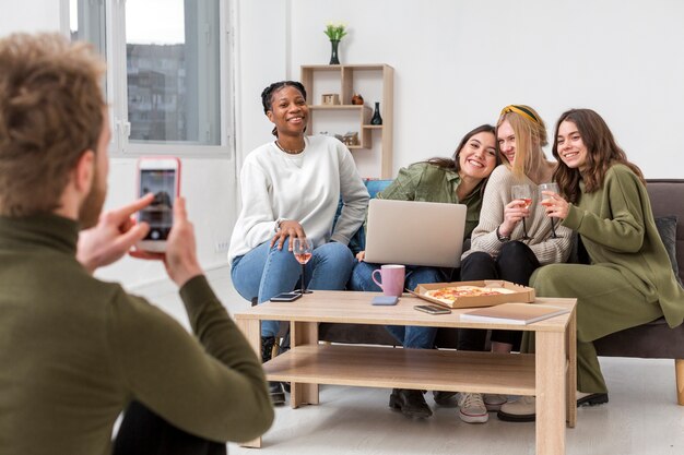 Vrienden nemen foto's tijdens de lunch