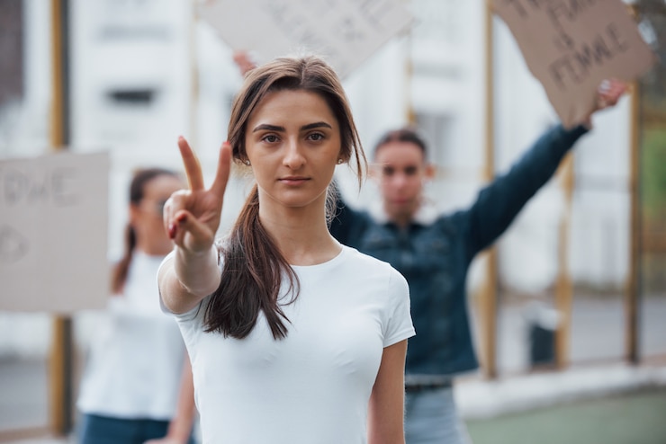 Gratis Foto vrienden op de achtergrond. een groep feministische vrouwen protesteert buitenshuis voor hun rechten