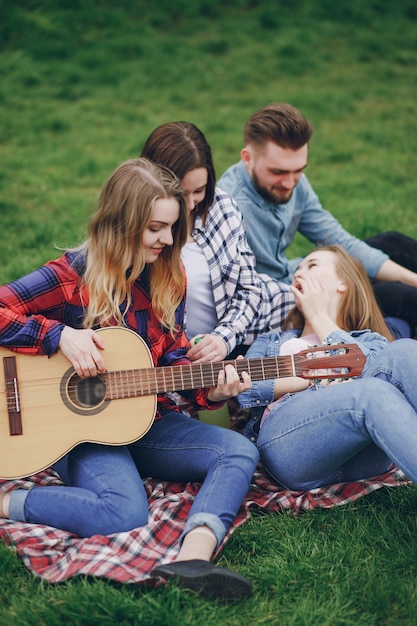 Vrienden op een picknick