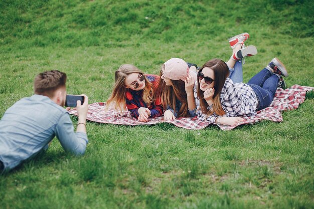 Vrienden op een picknick