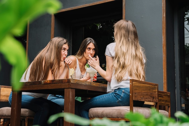 Gratis foto vrienden op het terras