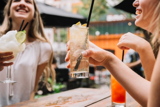 Gratis foto vrienden op het terras