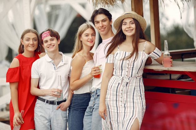 Vrienden plezier op een strand met drankjes