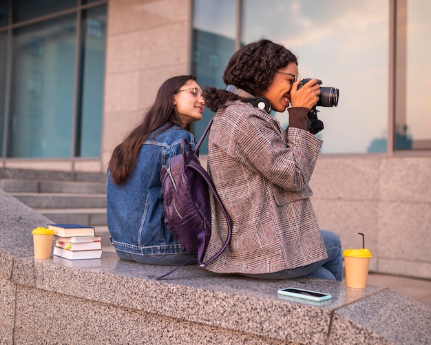 Vrienden plezier samen met camera