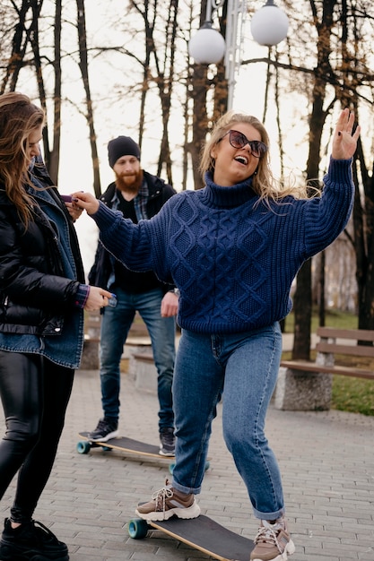 Gratis foto vrienden plezier skateboarden buiten in het park