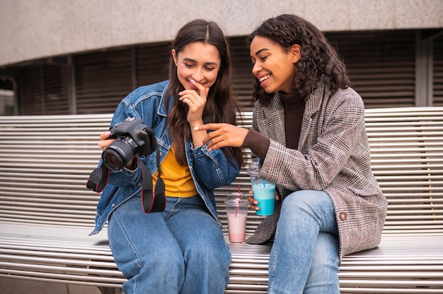 Vrienden samen buiten met camera en milkshake