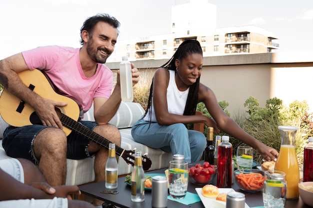 Gratis foto vrienden samen koken op een barbecue