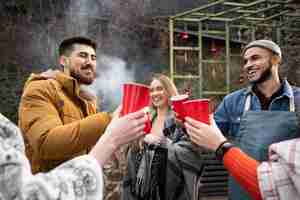 Gratis foto vrienden samen lekker barbecueën