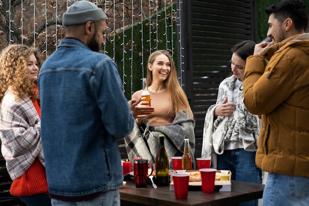 Vrienden samen lekker barbecueën