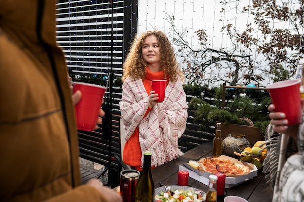 Vrienden samen lekker barbecueën