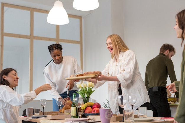 Gratis foto vrienden samen lunchen