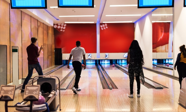 Vrienden samen op de bowlingbaan